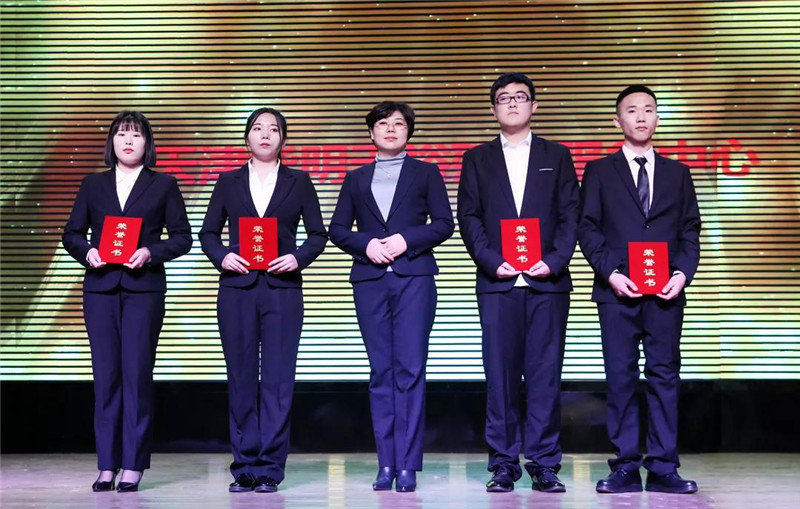 天津华明天裕殡仪服务中心总经理齐晨晖（左三）为获奖同学颁奖