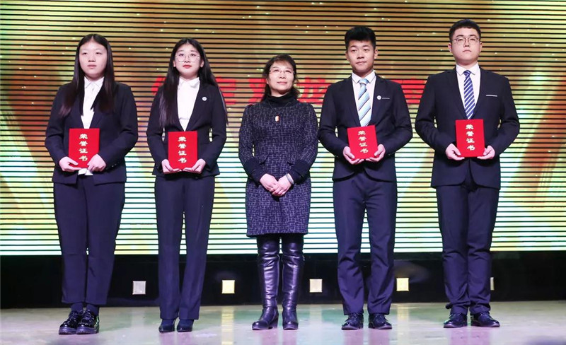 保定顺平县双龙山公墓常务副总经理张建平（左三）为获奖同学颁奖