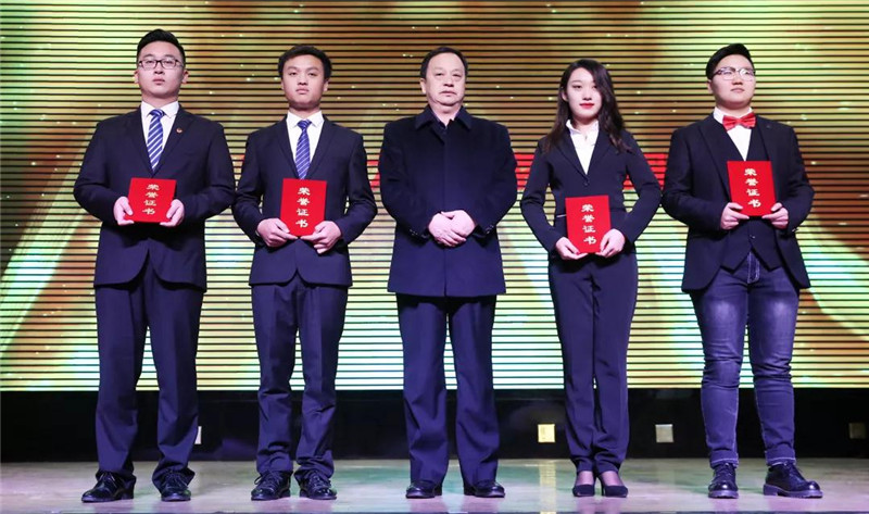 保定华龙皇家陵园总经理赵炳恒（左三）为获奖同学颁奖