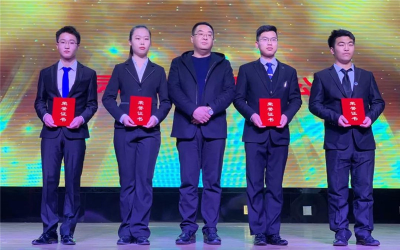 三河灵山宝塔陵园有限公司总经理刘立国（左三）为获奖同学颁奖.jpg