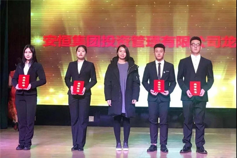 安恒集团投资管理有限公司龙泉公墓副主任冯远丽（左三）为获奖同学颁奖.jpg