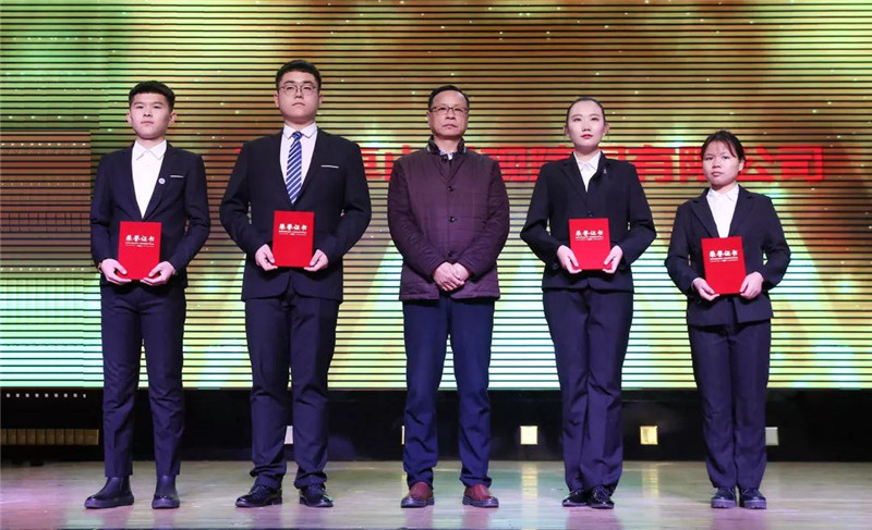 枣庄卓山景观陵园有限公司总经理黄斌（左三）为获奖同学颁奖