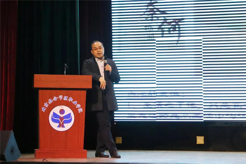 解放军总医院路桂军发表《三分奈何——给自己》的主题演讲