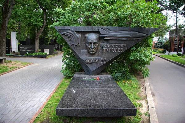 飞机设计师安德烈•尼古拉耶维奇•图波列夫墓