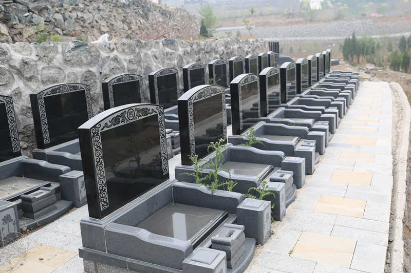 选墓顾问介绍说天安堂公墓是15年开业的,相对于其他公墓陵园是较晚的