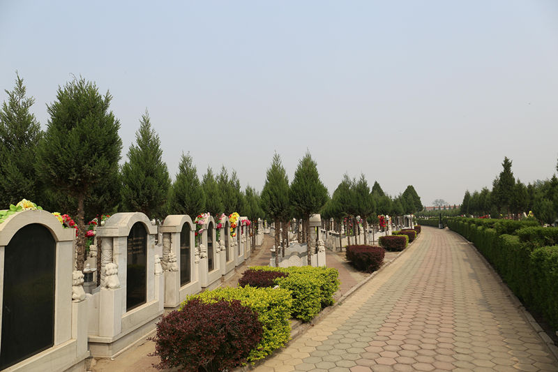 常山陵园内墓碑