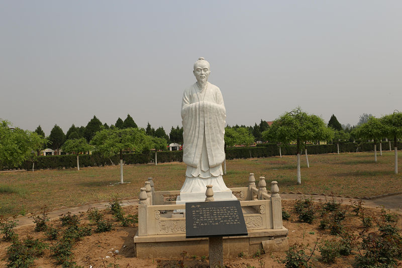 常山陵园内