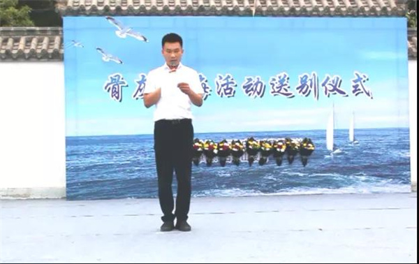 石家庄市殡仪服务中心人民纪念堂副主任邢国辉同志 宣读逝者名单