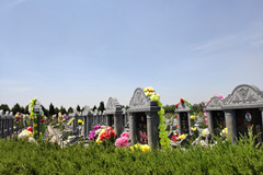 在距离市中心近的常山陵园选一块价格为4万左右墓地
