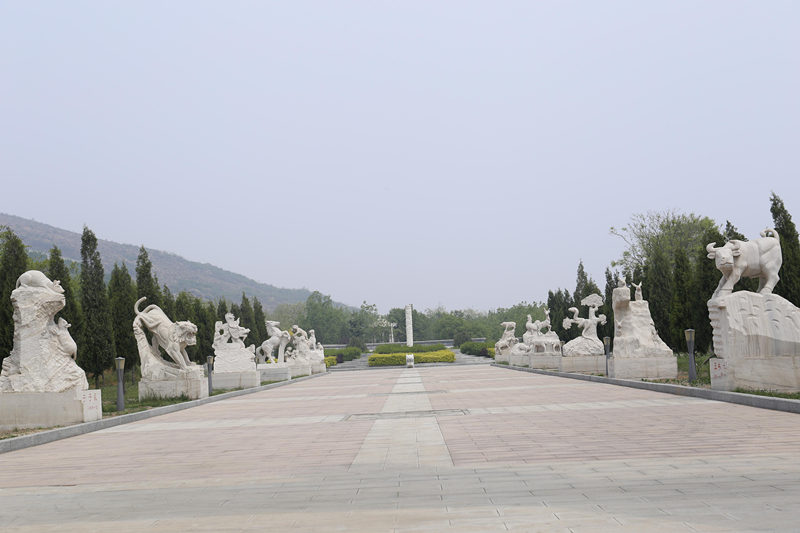 神岩山公墓十二生肖大道