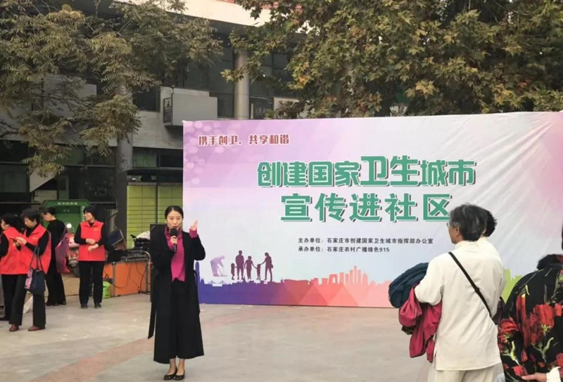 主持人宣布活动开始.jpg