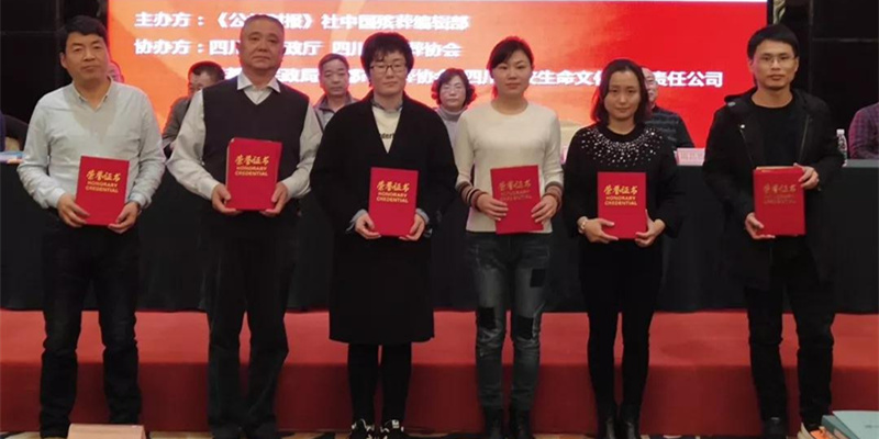 为新闻《好作品》获奖作者、《我爱我的家乡》征文获奖作者颁发证书 为新闻《好作品》获奖作者、《我爱我的家乡》征文获奖作者颁发证书