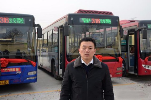 线路开通镇长宋兵跃与公交车合影