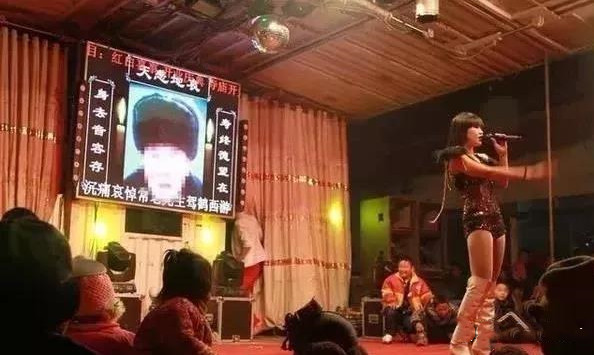 葬礼上演钢管舞
