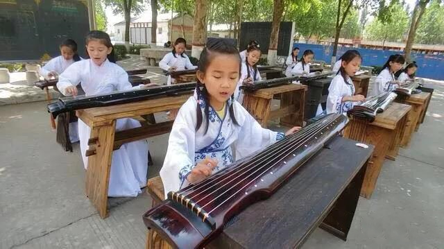 学生抚琴
