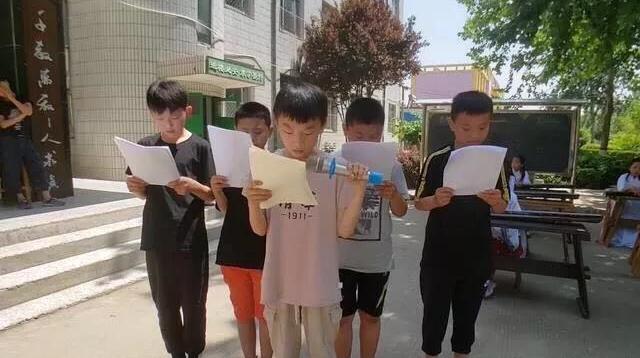 学生们现场吟诵诗篇