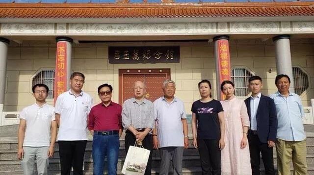 玉兰纪念馆前合影