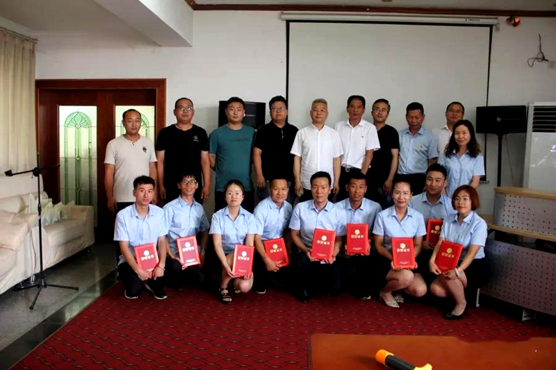 参赛选手与评委、公司高管合影