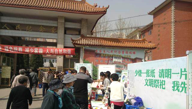 人民纪念堂烧纸换鲜花