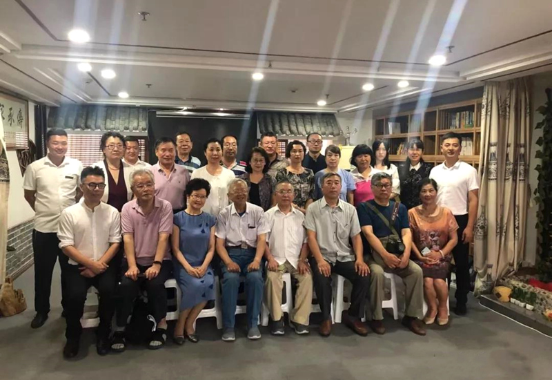 老师们及现场人员一起合照