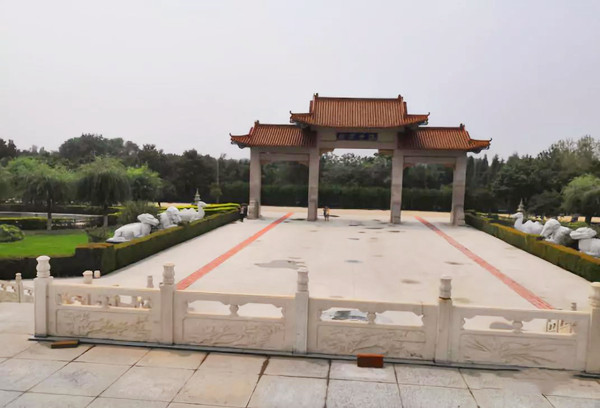常山陵园大门