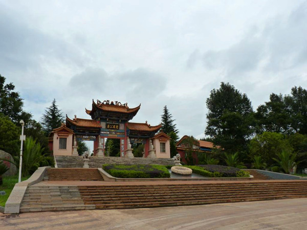 龙凤公墓大门