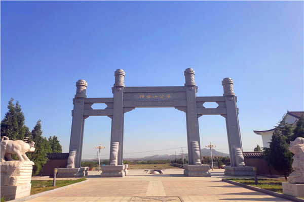 神岩山公墓大门