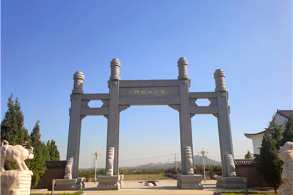 公墓大门
