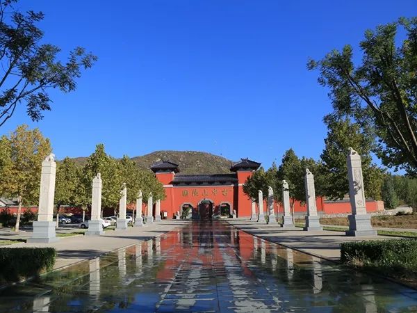 陵园门口